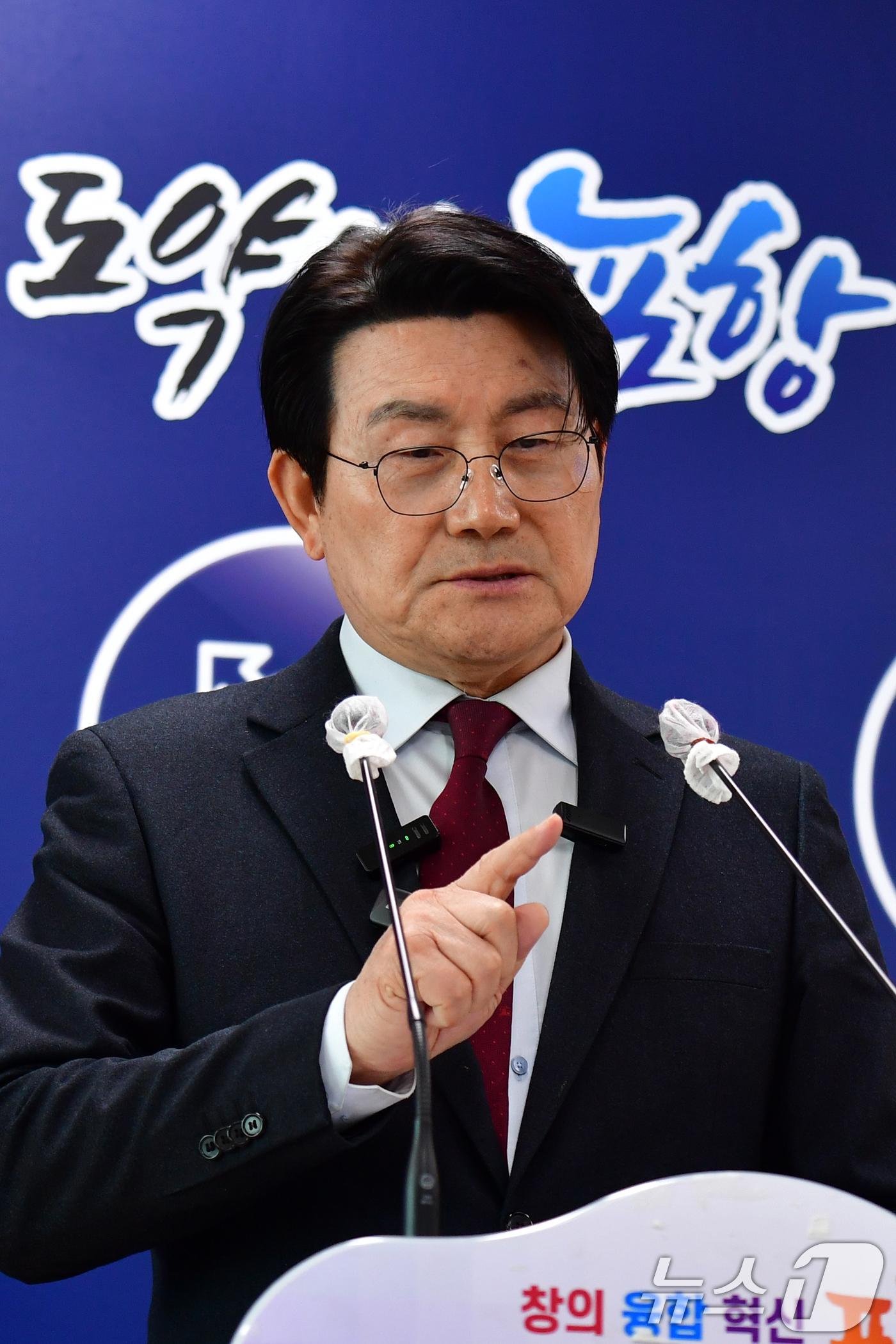 (포항=뉴스1) 최창호 기자 = 국민의힘 경북 포항시장 공천 심사에서 탈락한 박승호 예비후보가 6일 포항시청 브리핑 룸에서 기자회견을 갖고 "국민의힘 중앙당 공천 과정에 많은 문제 …