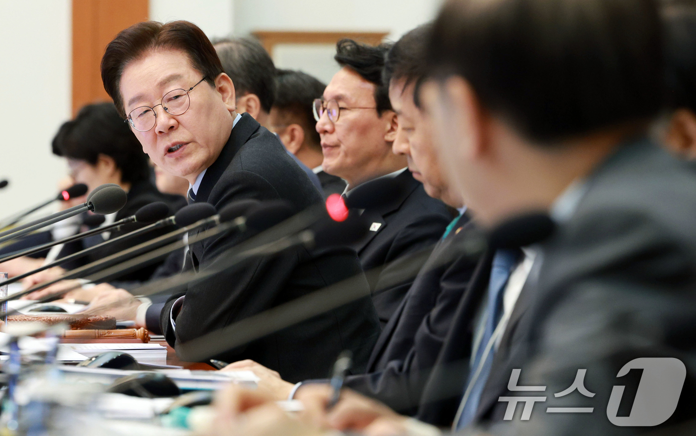 (서울=뉴스1) 이재명 기자 = 이재명 대통령이 6일 청와대에서 열린 국무회의 겸 제4차 비상경제 점검회의에서 김윤덕 국토교통부 장관에게 질의하고 있다. 2026.4.6/뉴스1