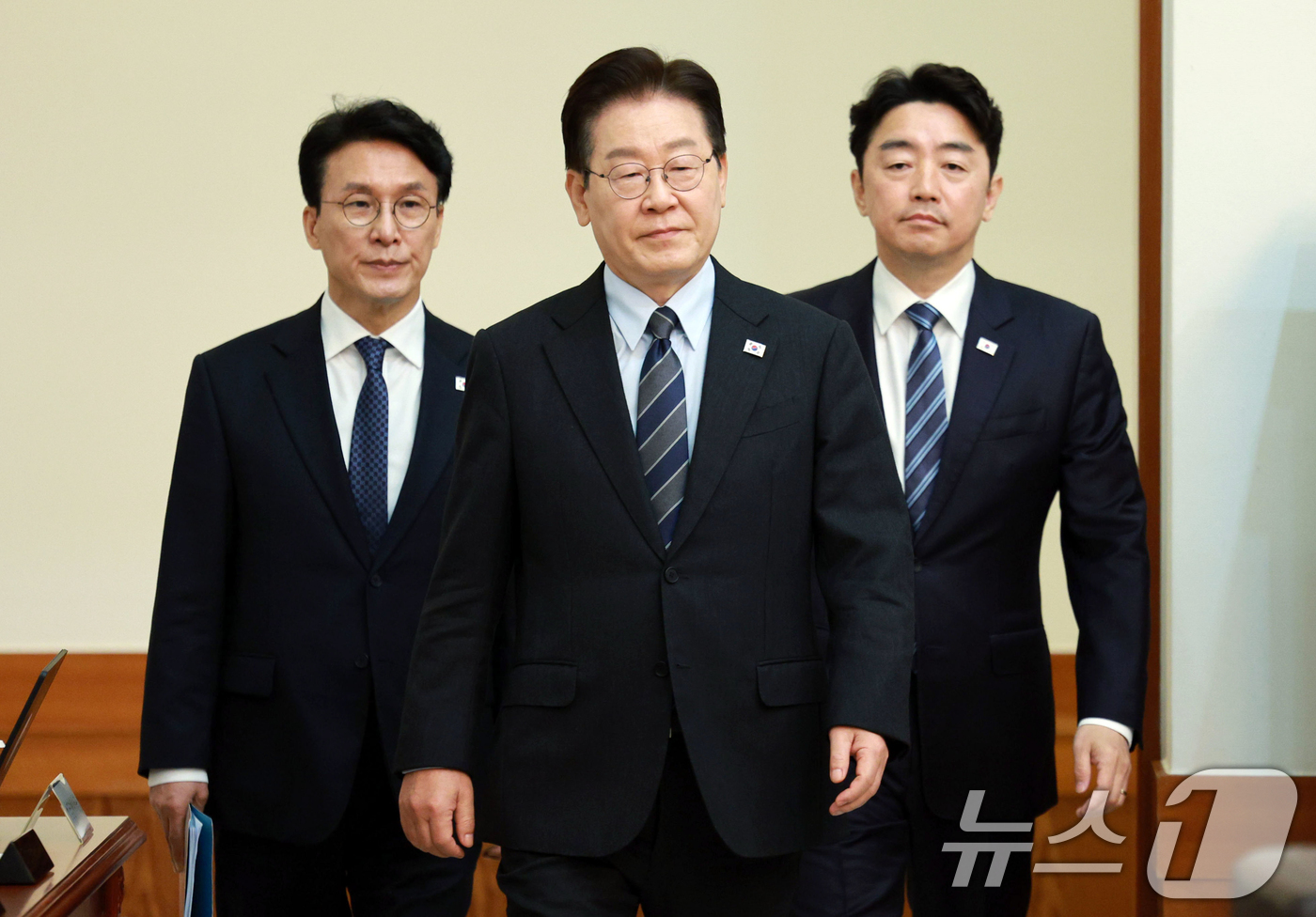 (서울=뉴스1) 이재명 기자 = 이재명 대통령이 6일 청와대에서 열린 국무회의 겸 제4차 비상경제 점검회의에 입장하고 있다. 2026.4.6/뉴스1