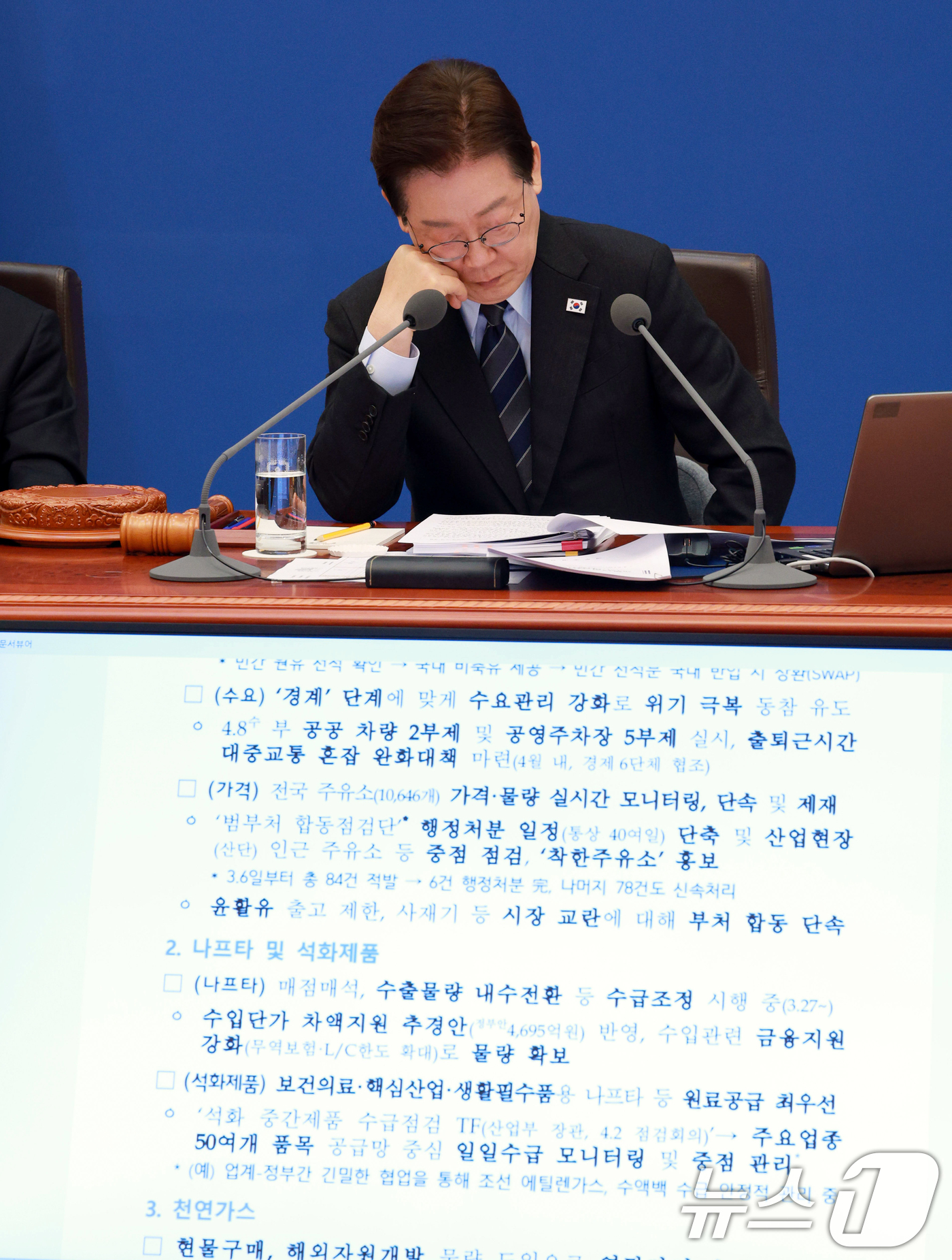 (서울=뉴스1) 이재명 기자 = 이재명 대통령이 6일 청와대에서 열린 국무회의 겸 제4차 비상경제 점검회의에서 구윤철 부총리 겸 재정경제부 장관의 5개 대응반별 조치사항 점검 및 …