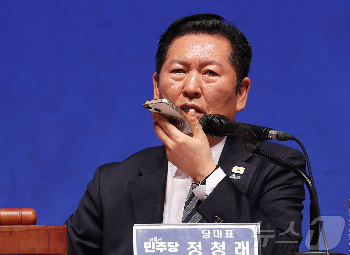 (수원=뉴스1) 김영운 기자 = 정청래 더불어민주당 대표가 6일 경기도 수원시 경기아트센터에서 열린 더불어민주당 현장최고위원회의에서 김동아 더불어민주당 의원과 통화하고 있다. (공 …