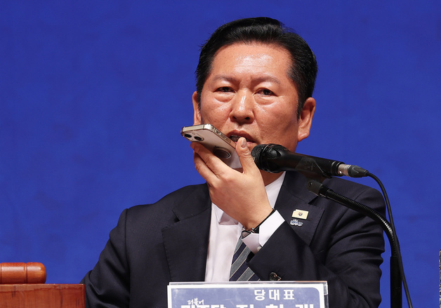 김동아 의원과 통화하는 정청래 대표