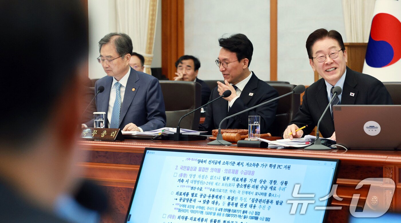 본문 이미지 - 이재명 대통령이 청와대에서 지난 6일 열린 국무회의 겸 제4차 비상경제 점검회의에서 김성환 기후에너지환경부 장관에게 질의하고 있다.ⓒ 뉴스1 이재명 기자