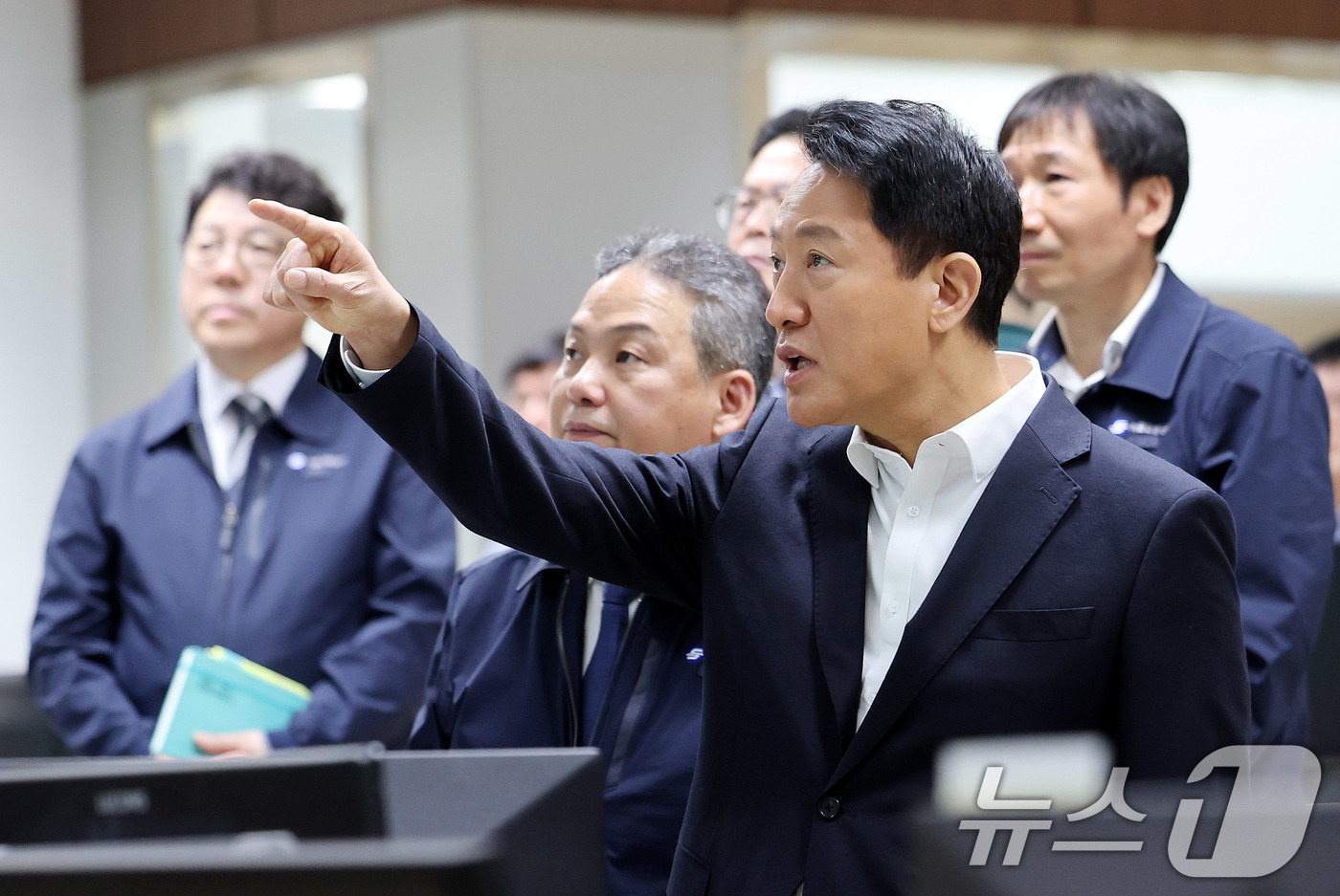 (서울=뉴스1) 박지혜 기자 = 오세훈 서울시장이 6일 서울 성동구 서울교통공사 제2관제센터를 찾아 '무선통신 기반 열차제어시스템(CBTC)' 도입 준비 상황을 점검하고 있다.CB …