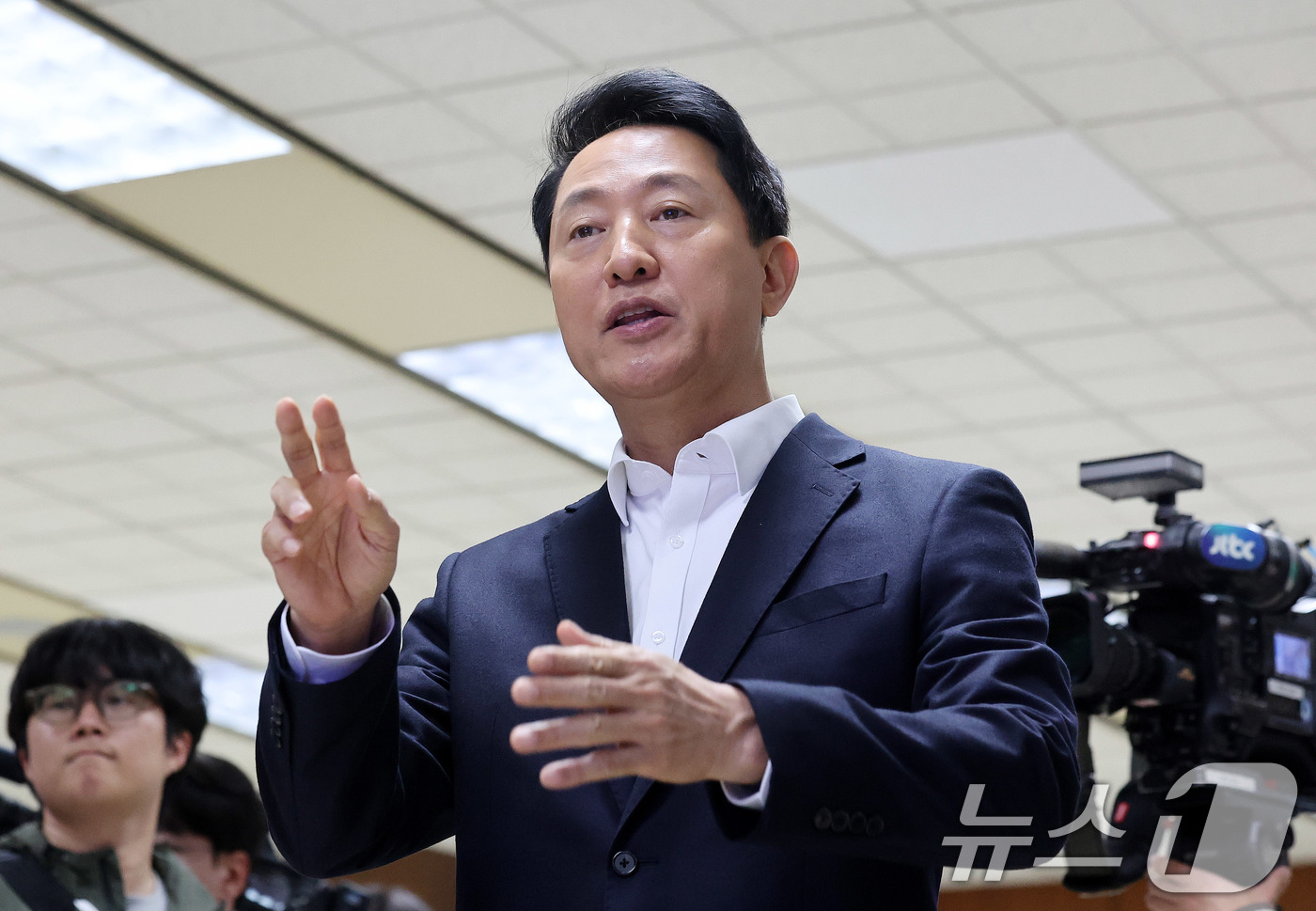 (서울=뉴스1) 박지혜 기자 = 오세훈 서울시장이 6일 서울 성동구 서울교통공사 제2관제센터를 찾아 '무선통신 기반 열차제어시스템(CBTC)' 도입 준비 상황을 점검하고 있다.CB …