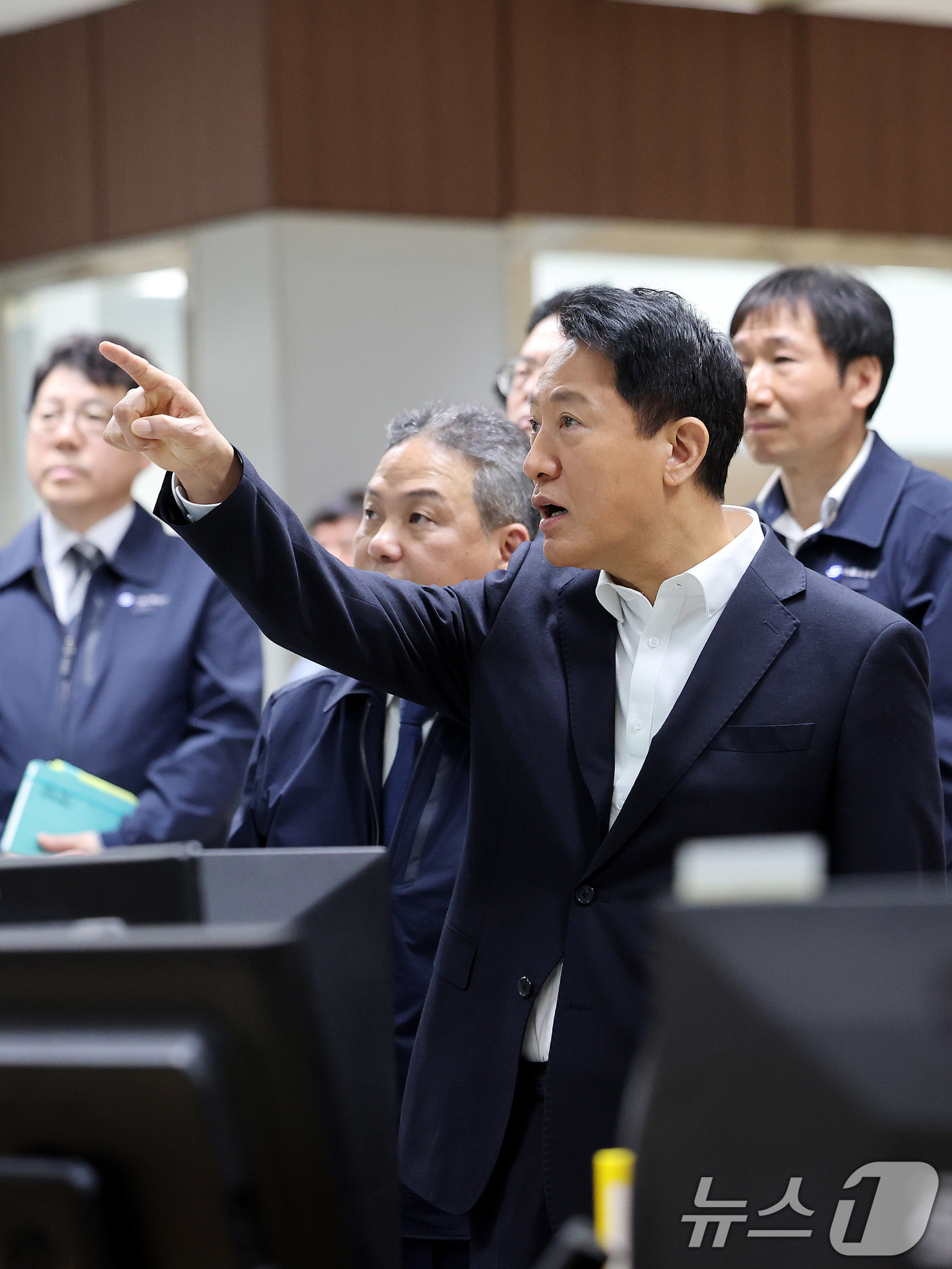 (서울=뉴스1) 박지혜 기자 = 오세훈 서울시장이 6일 서울 성동구 서울교통공사 제2관제센터를 찾아 '무선통신 기반 열차제어시스템(CBTC)' 도입 준비 상황을 점검하고 있다.CB …