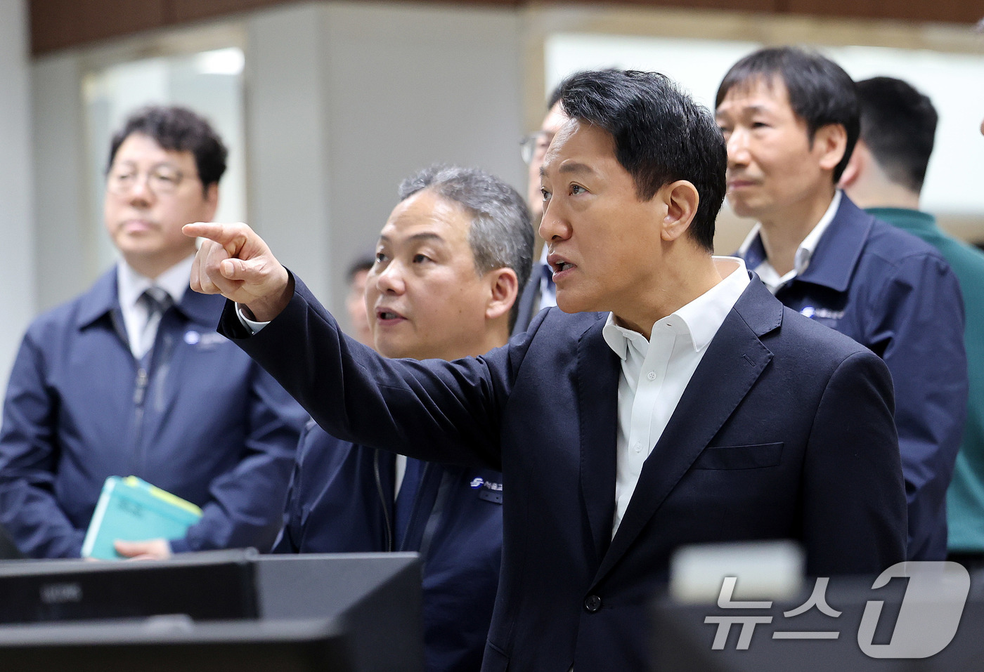 (서울=뉴스1) 박지혜 기자 = 오세훈 서울시장이 6일 서울 성동구 서울교통공사 제2관제센터를 찾아 '무선통신 기반 열차제어시스템(CBTC)' 도입 준비 상황을 점검하고 있다.CB …