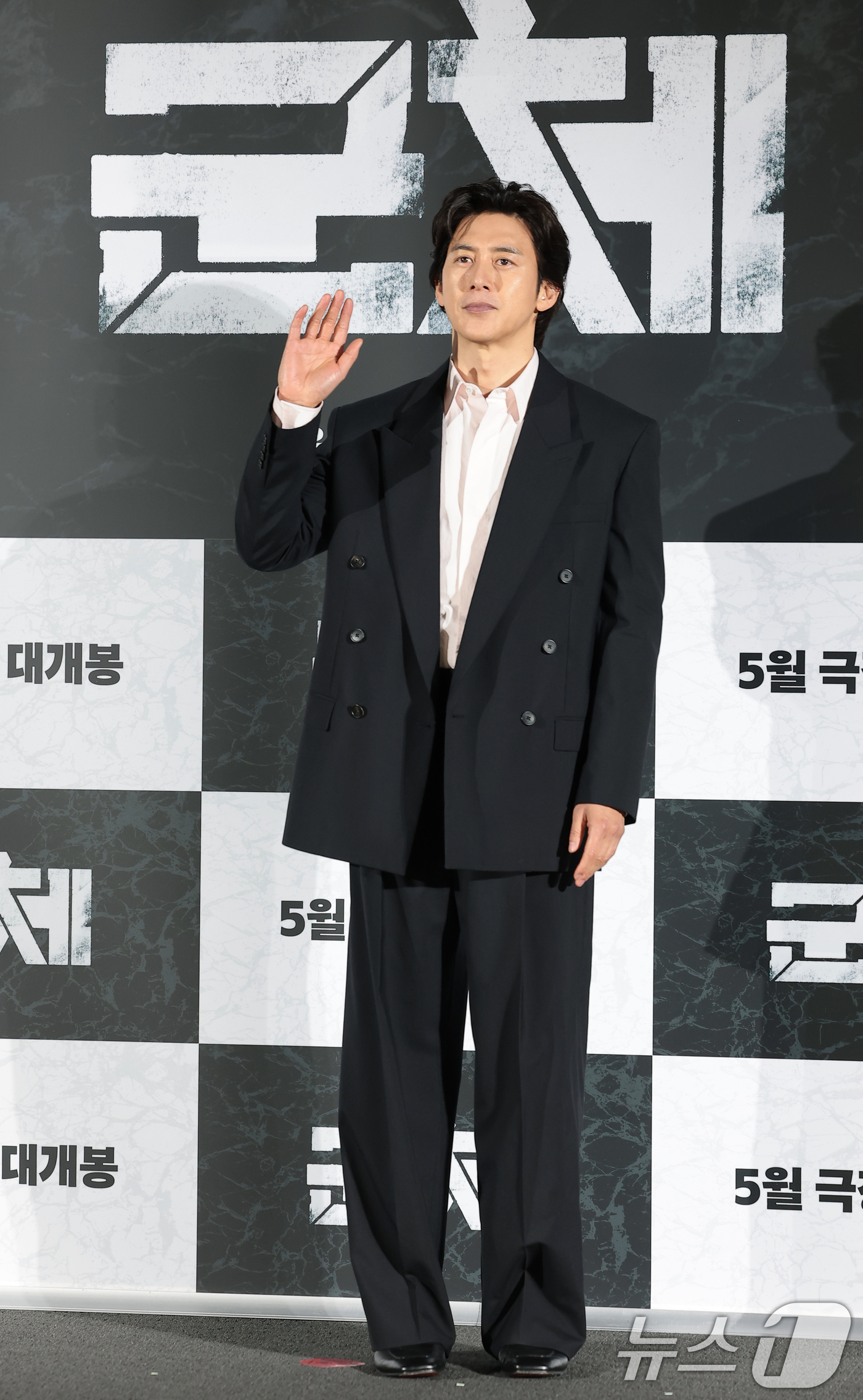 (서울=뉴스1) 권현진 기자 = 배우 고수가 6일 서울 용산구 CGV용산아이파크몰에서 열린 영화 '군체'(감독 연상호) 제작보고회에 참석해 포즈를 취하고 있다.'군체'는 정체불명의 …