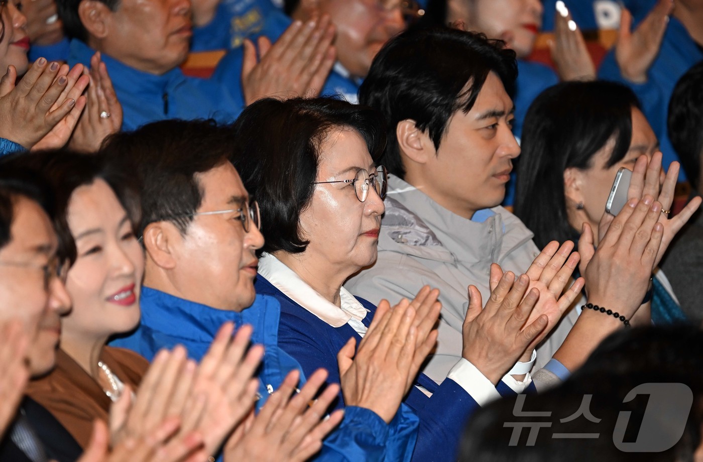 (수원=뉴스1) 김영운 기자 = 6.3 지방선거 더불어민주당 경기도지사 후보자인 김동연 경기도지사, 추미애 의원, 한준호 의원이 6일 오전 경기도 수원시 경기아트센터에서 열린 수원 …