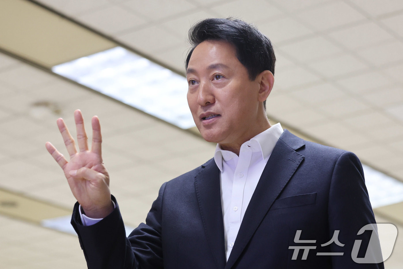 (서울=뉴스1) 박지혜 기자 = 오세훈 서울시장이 6일 서울 성동구 서울교통공사 제2관제센터를 찾아 '무선통신 기반 열차제어시스템(CBTC)' 도입 준비 상황을 점검하고 있다.CB …