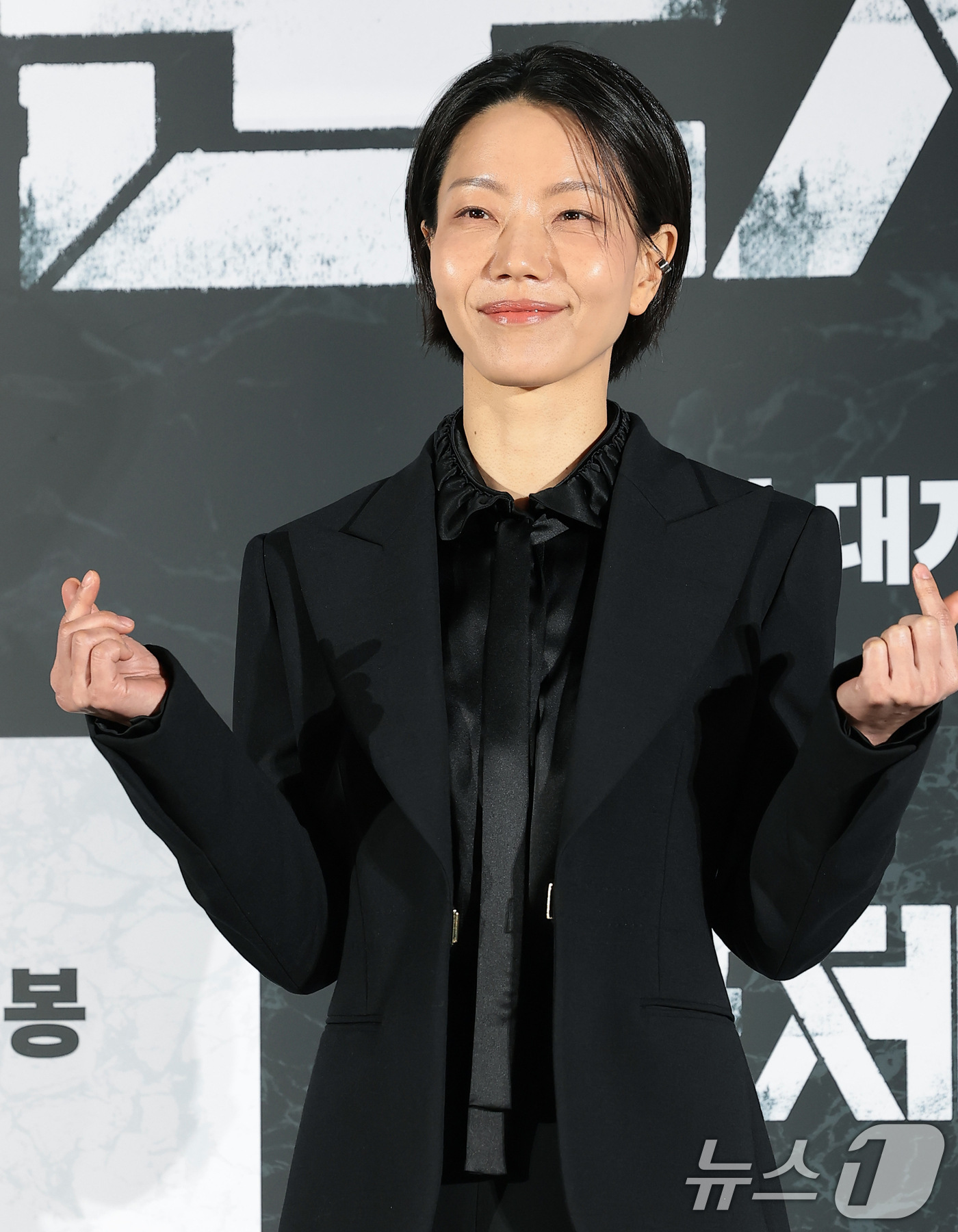 (서울=뉴스1) 권현진 기자 = 배우 김신록이 6일 서울 용산구 CGV용산아이파크몰에서 열린 영화 '군체'(감독 연상호) 제작보고회에 참석해 포즈를 취하고 있다.'군체'는 정체불명 …