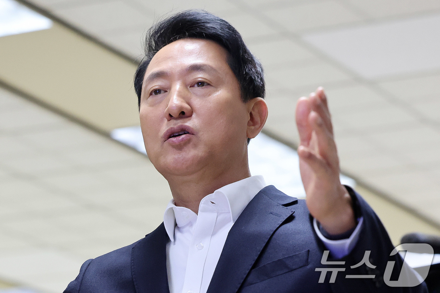 (서울=뉴스1) 박지혜 기자 = 오세훈 서울시장이 6일 서울 성동구 서울교통공사 제2관제센터를 찾아 '무선통신 기반 열차제어시스템(CBTC)' 도입 준비 상황을 점검하고 있다.CB …