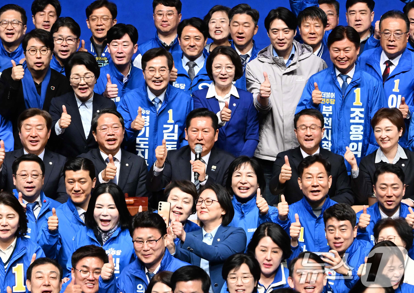 (수원=뉴스1) 김영운 기자 = 정청래 더불어민주당 대표, 최고위원을 비롯한 6.3 지방선거 경기도 지역 출마자들이 6일 오전 경기도 수원시 경기아트센터에서 열린 수원 현장 최고위 …