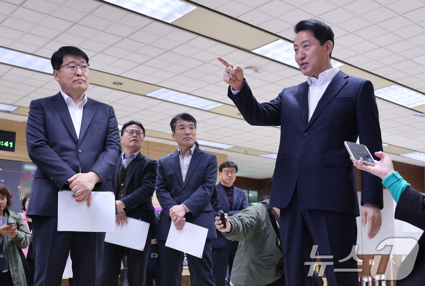 (서울=뉴스1) 박지혜 기자 = 오세훈 서울시장이 6일 서울 성동구 서울교통공사 제2관제센터를 찾아 '무선통신 기반 열차제어시스템(CBTC)' 도입 준비 상황을 점검하고 있다.CB …