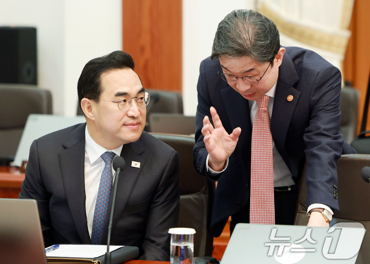 (서울=뉴스1) 이재명 기자 = 박홍근 기획예산처 장관과 이억원 금융위원장이 6일 청와대에서 열린 국무회의 겸 제4차 비상경제 점검회의에서 대화하고 있다. 2026.4.6/뉴스1