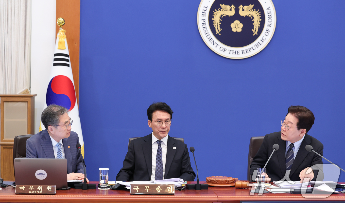 (서울=뉴스1) 이재명 기자 = 이재명 대통령이 6일 청와대에서 열린 국무회의 겸 제4차 비상경제 점검회의에서 조현 외교부 장관에게 질의하고 있다. 2026.4.6/뉴스1