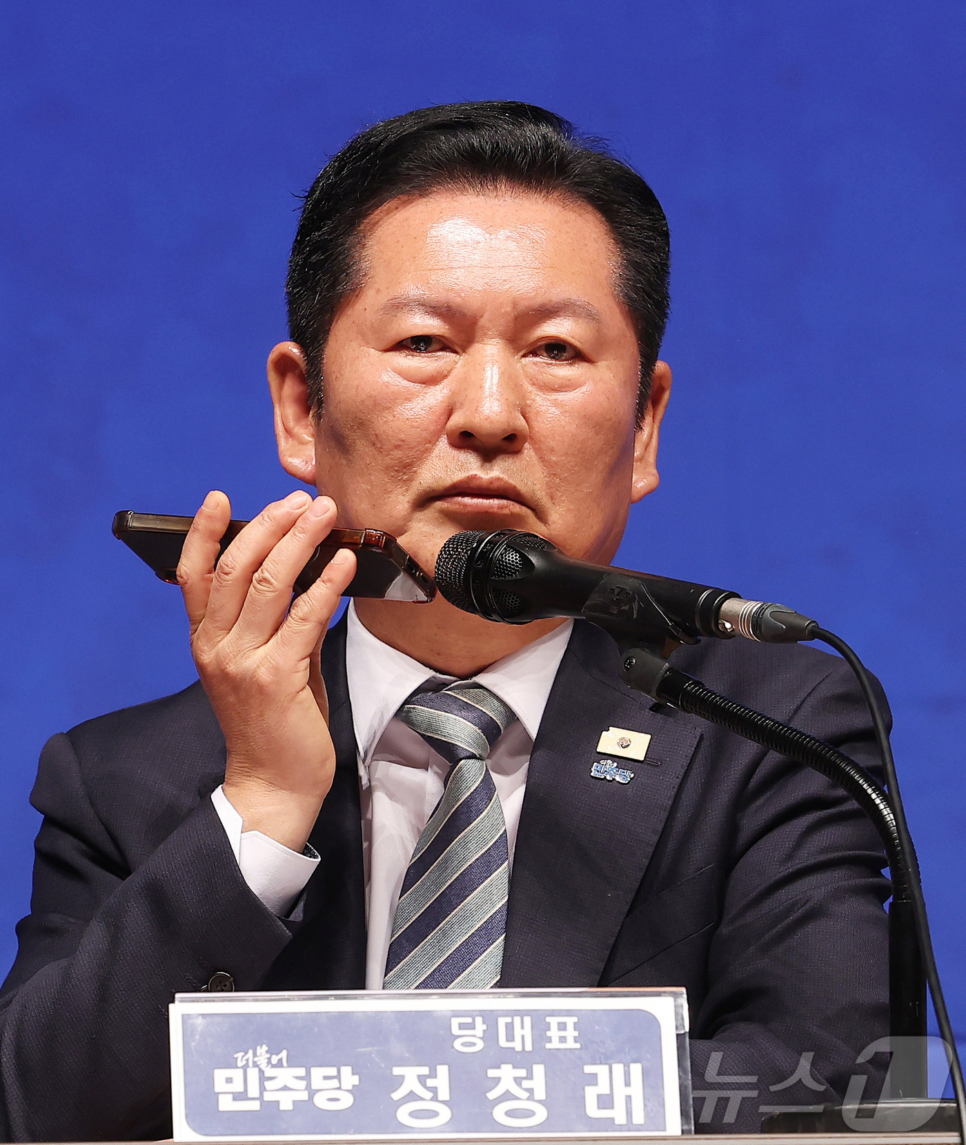 (수원=뉴스1) 김영운 기자 = 정청래 더불어민주당 대표가 6일 경기도 수원시 경기아트센터에서 열린 더불어민주당 현장최고위원회의에서 검찰이 이화영 전 경기도 평화부지사 조사 중 회 …