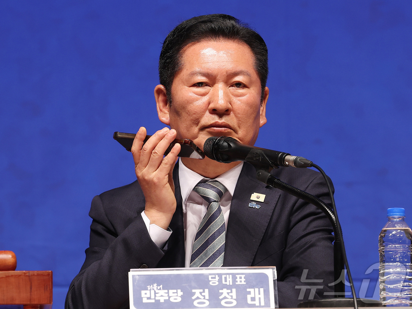 (수원=뉴스1) 김영운 기자 = 정청래 더불어민주당 대표가 6일 경기도 수원시 경기아트센터에서 열린 더불어민주당 현장최고위원회의에서 검찰이 이화영 전 경기도 평화부지사 조사 중 회 …