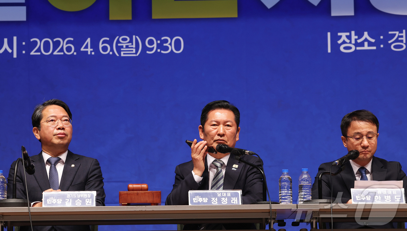 (수원=뉴스1) 김영운 기자 = 정청래 더불어민주당 대표가 6일 경기도 수원시 경기아트센터에서 열린 더불어민주당 현장최고위원회의에서 검찰이 이화영 전 경기도 평화부지사 조사 중 회 …