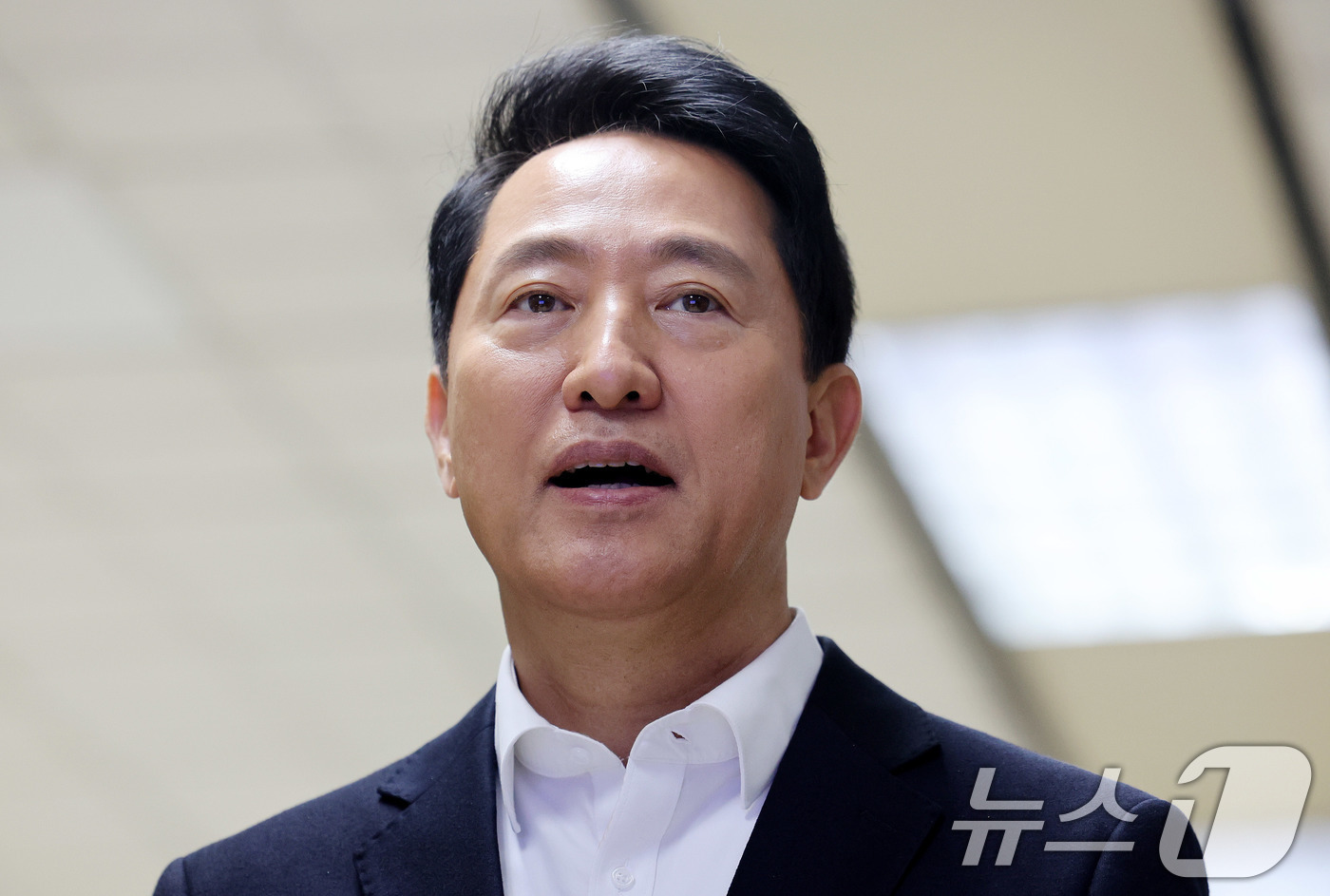 (서울=뉴스1) 박지혜 기자 = 오세훈 서울시장이 6일 서울 성동구 서울교통공사 제2관제센터를 찾아 '무선통신 기반 열차제어시스템(CBTC)' 도입 준비 상황을 점검하고 있다.CB …