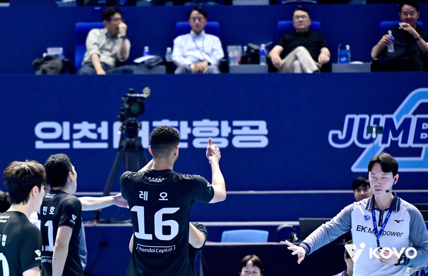 본문 이미지 - 비디오 판독 후 판독관을 향해 엄지를 치켜 세우는 레오(현대캐피탈). (KOVO 제공)