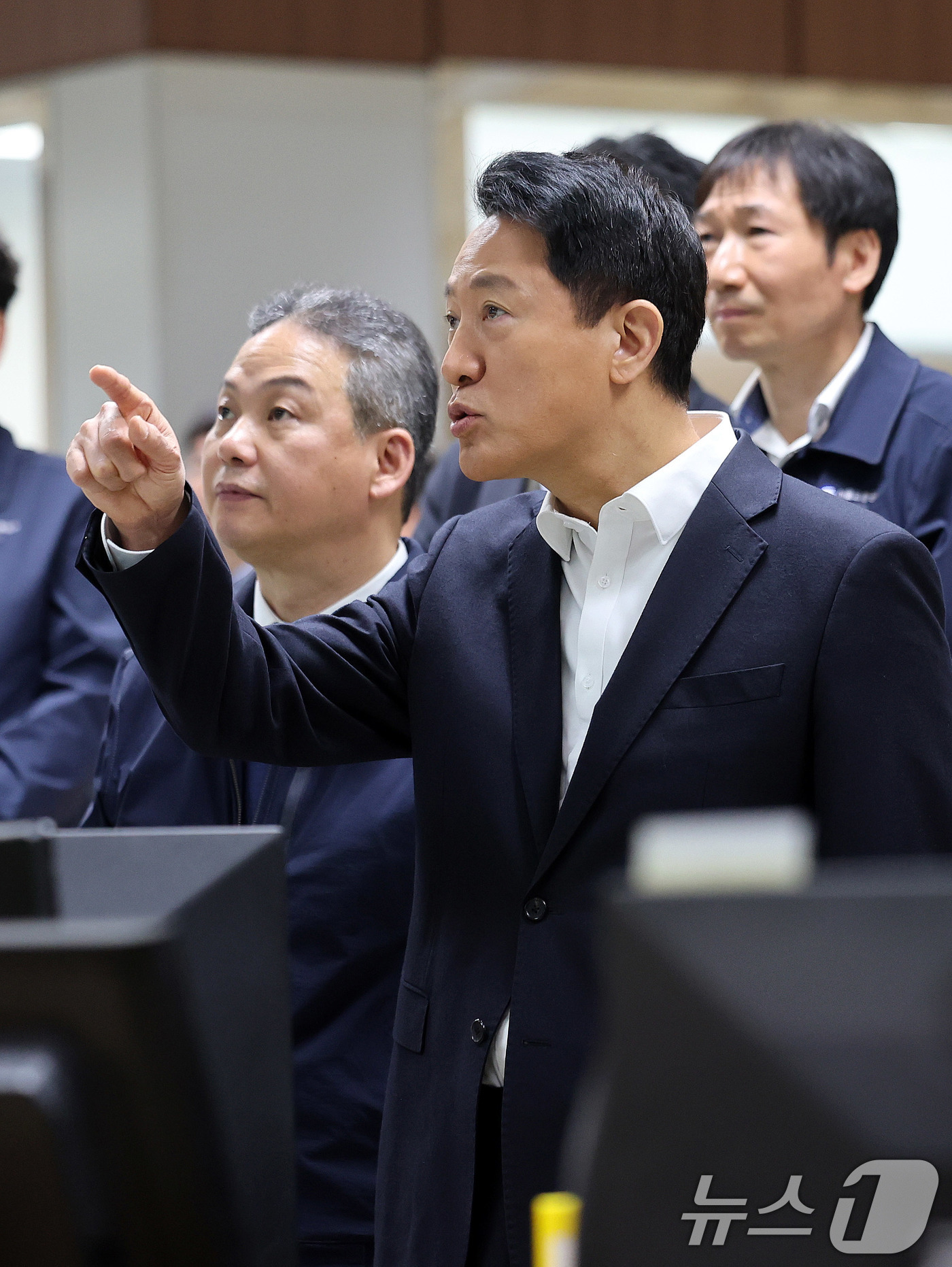 (서울=뉴스1) 박지혜 기자 = 오세훈 서울시장이 6일 서울 성동구 서울교통공사 제2관제센터를 찾아 '무선통신 기반 열차제어시스템(CBTC)' 도입 준비 상황을 점검하고 있다.CB …