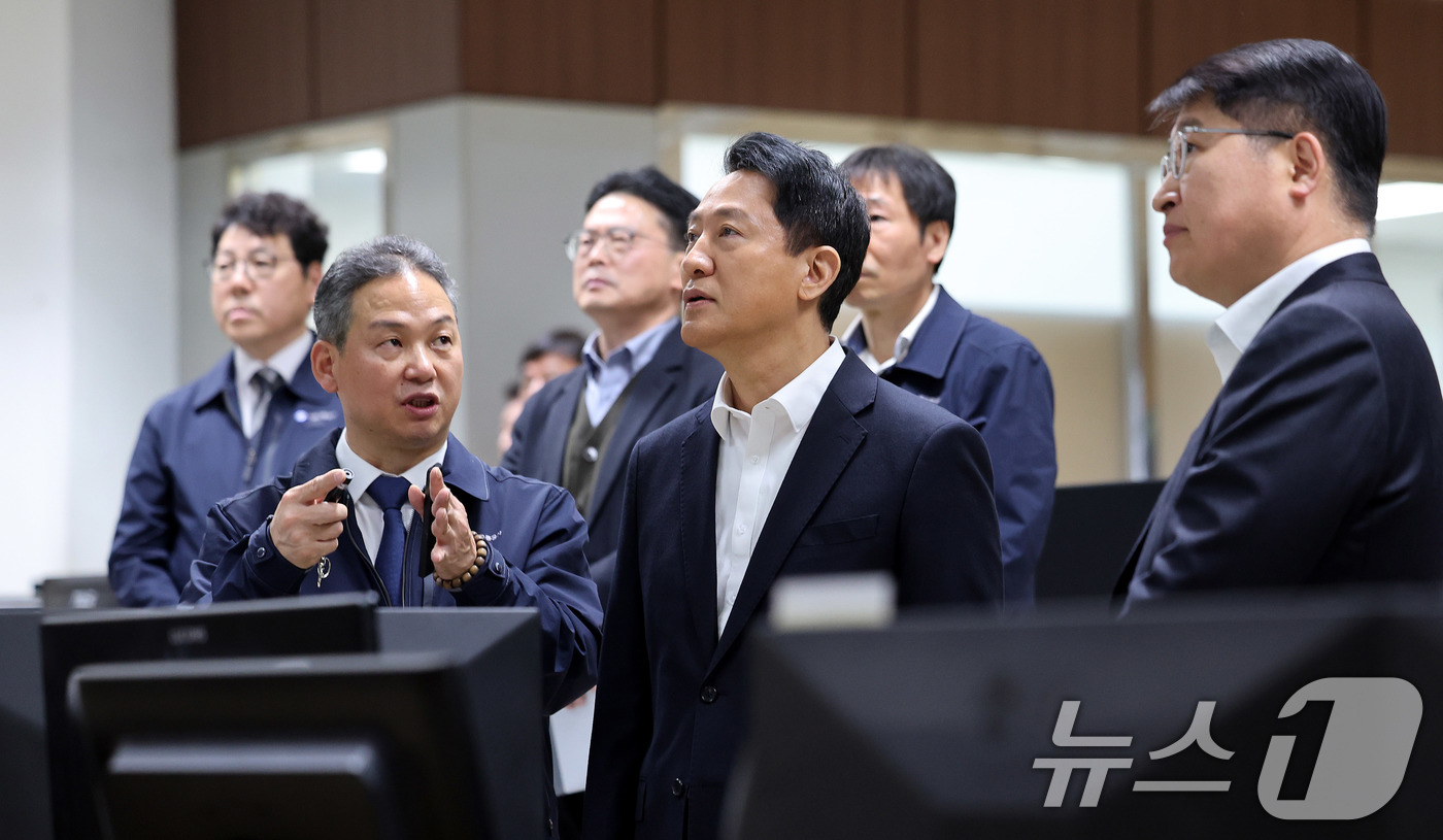 (서울=뉴스1) 박지혜 기자 = 오세훈 서울시장이 6일 서울 성동구 서울교통공사 제2관제센터를 찾아 '무선통신 기반 열차제어시스템(CBTC)' 도입 준비 상황을 점검하고 있다.CB …