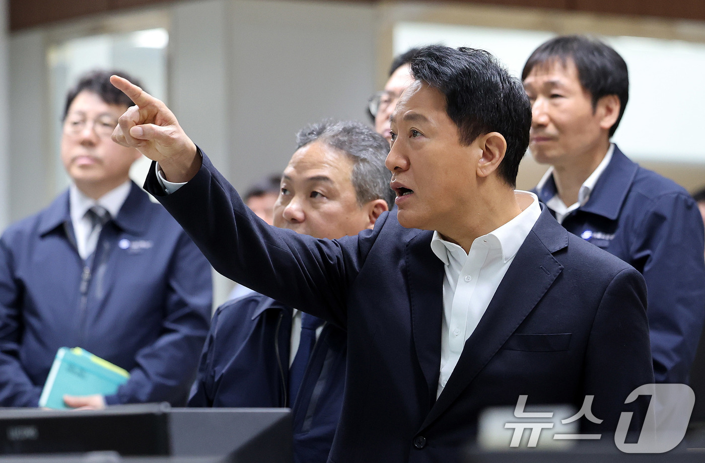 (서울=뉴스1) 박지혜 기자 = 오세훈 서울시장이 6일 서울 성동구 서울교통공사 제2관제센터를 찾아 '무선통신 기반 열차제어시스템(CBTC)' 도입 준비 상황을 점검하고 있다.CB …