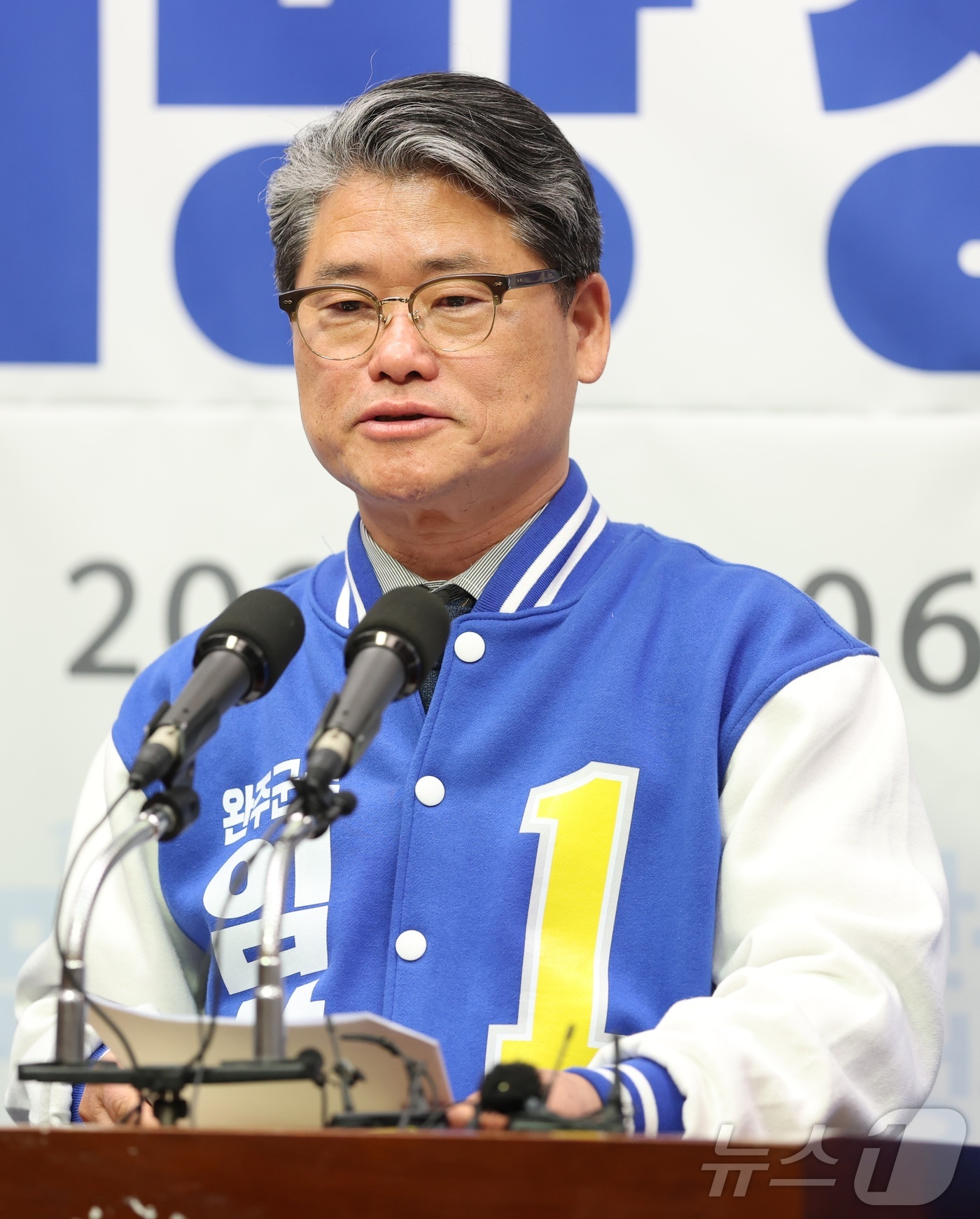 (전주=뉴스1) 유경석 기자 = 임상규 더불어민주당 완주군수 경선후보가 6일 전북 전주시 전북특별자치도의회에서 완주 희망 정책연대 기자회견을 열고 질의에 답변을 하고 있다. 202 …