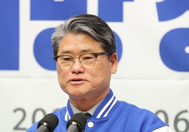 답변하는 임상규 후보