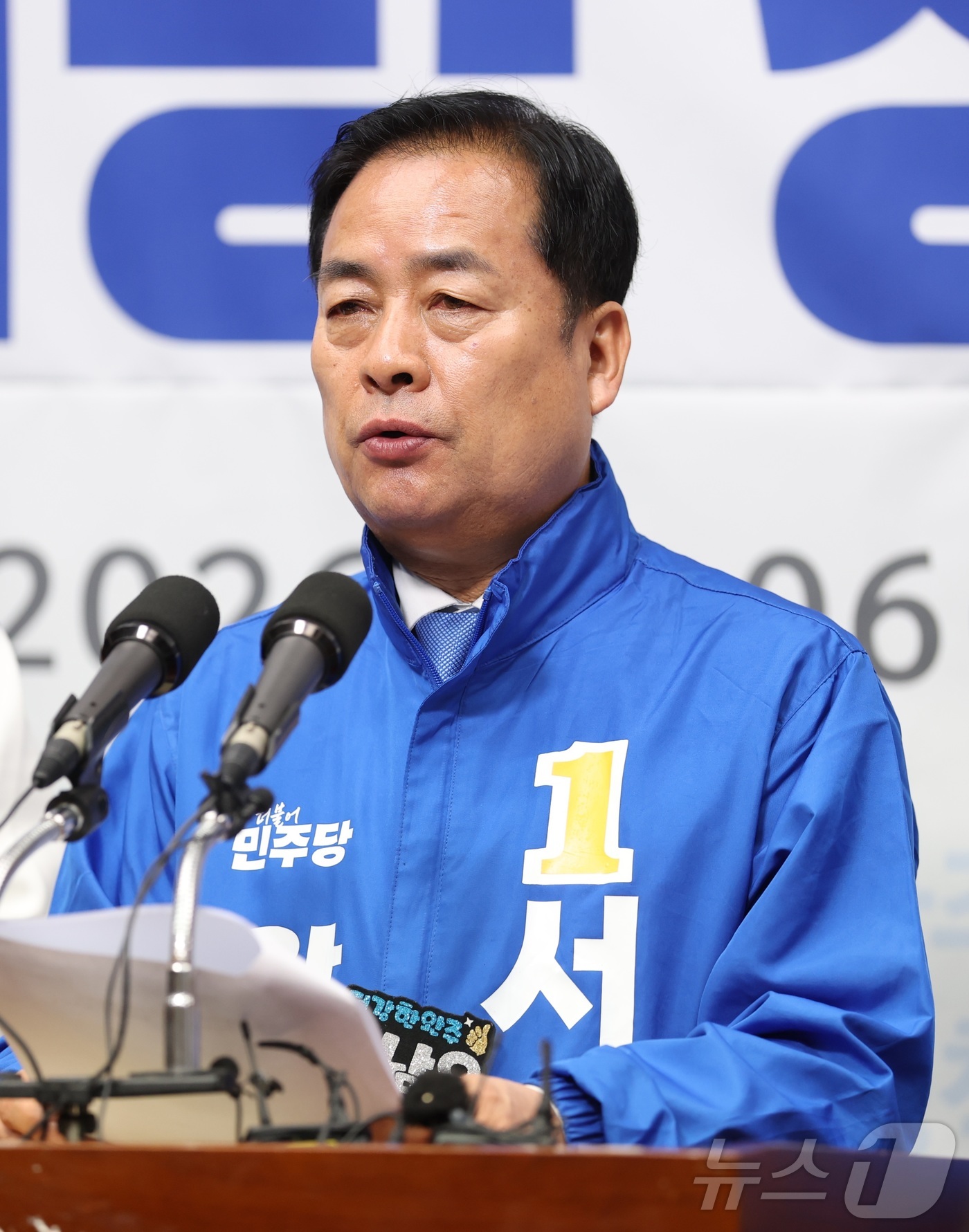 (전주=뉴스1) 유경석 기자 = 서남용 더불어민주당 완주군수 경선후보가 6일 전북 전주시 전북특별자치도의회에서 완주 희망 정책연대 기자회견을 열고 질의에 답변을 하고 있다. 202 …