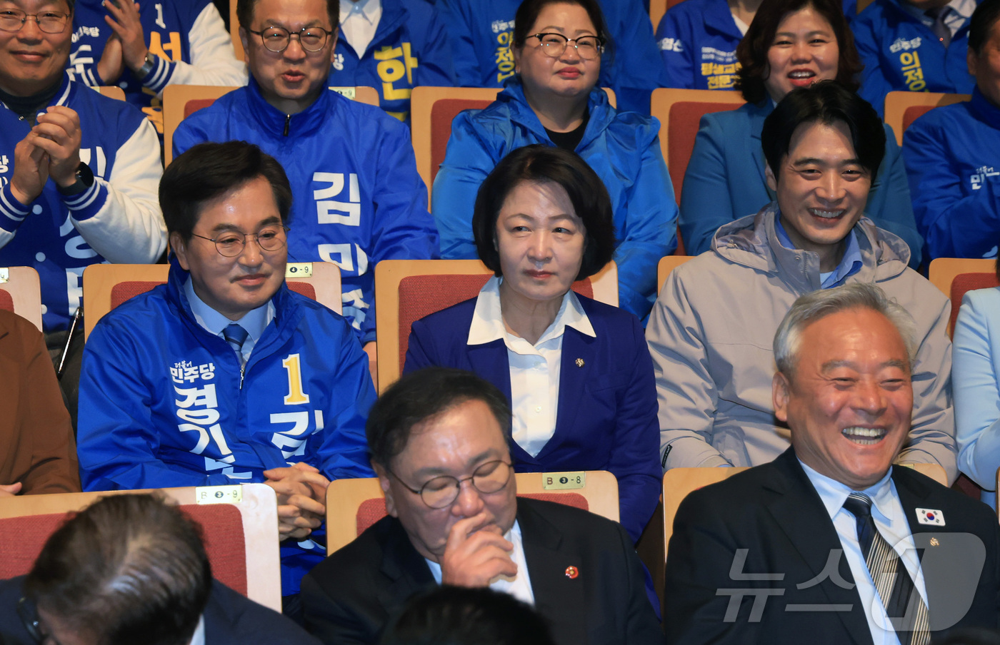 (수원=뉴스1) 김영운 기자 = 6.3 지방선거 더불어민주당 경기도지사 후보자인 김동연 경기도지사, 추미애 의원, 한준호 의원이 6일 오전 경기도 수원시 경기아트센터에서 열린 수원 …