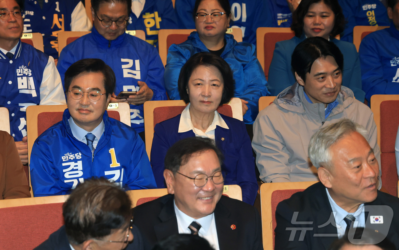 (수원=뉴스1) 김영운 기자 = 6.3 지방선거 더불어민주당 경기도지사 후보자인 김동연 경기도지사, 추미애 의원, 한준호 의원이 6일 오전 경기도 수원시 경기아트센터에서 열린 수원 …