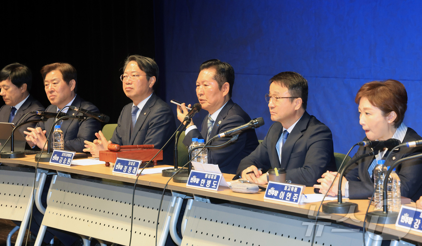 (수원=뉴스1) 김영운 기자 = 정청래 더불어민주당 대표가 6일 오전 수원시 팔달구 경기아트센터에서 열린 민주당 현장 최고위원회의에서 모두발언을 하고 있다. (공동취재)  2026 …
