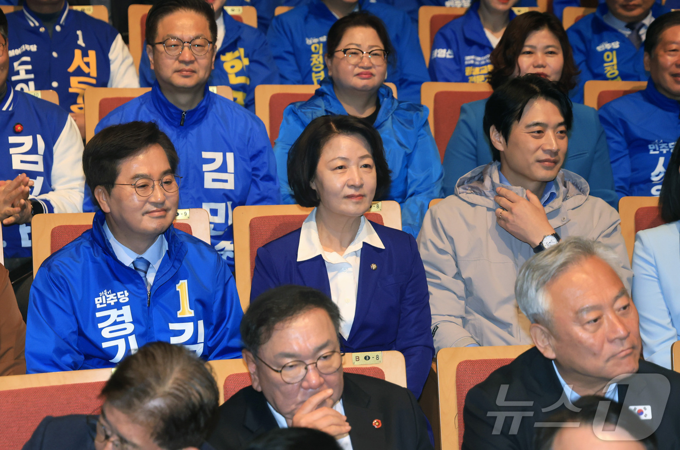 (수원=뉴스1) 김영운 기자 = 6.3 지방선거 더불어민주당 경기도지사 후보자인 김동연 경기도지사, 추미애 의원, 한준호 의원이 6일 오전 경기도 수원시 경기아트센터에서 열린 수원 …