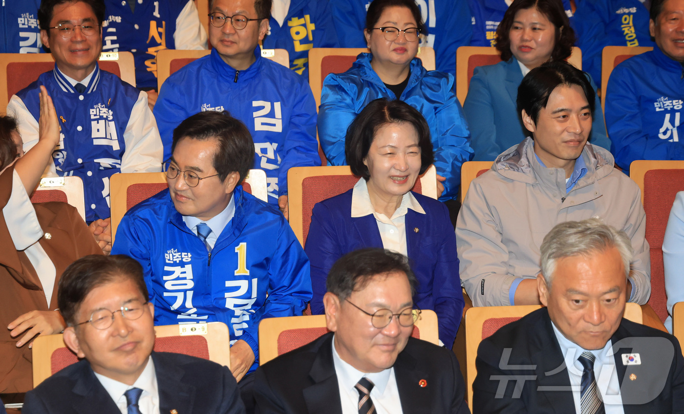 (수원=뉴스1) 김영운 기자 = 6.3 지방선거 더불어민주당 경기도지사 후보자인 김동연 경기도지사, 추미애 의원, 한준호 의원이 6일 오전 경기도 수원시 경기아트센터에서 열린 수원 …