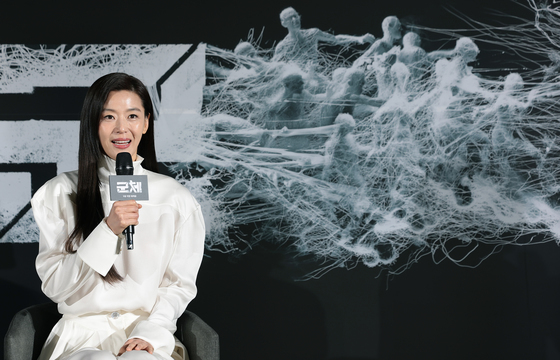 '군체' 전지현, 생존자의 리더