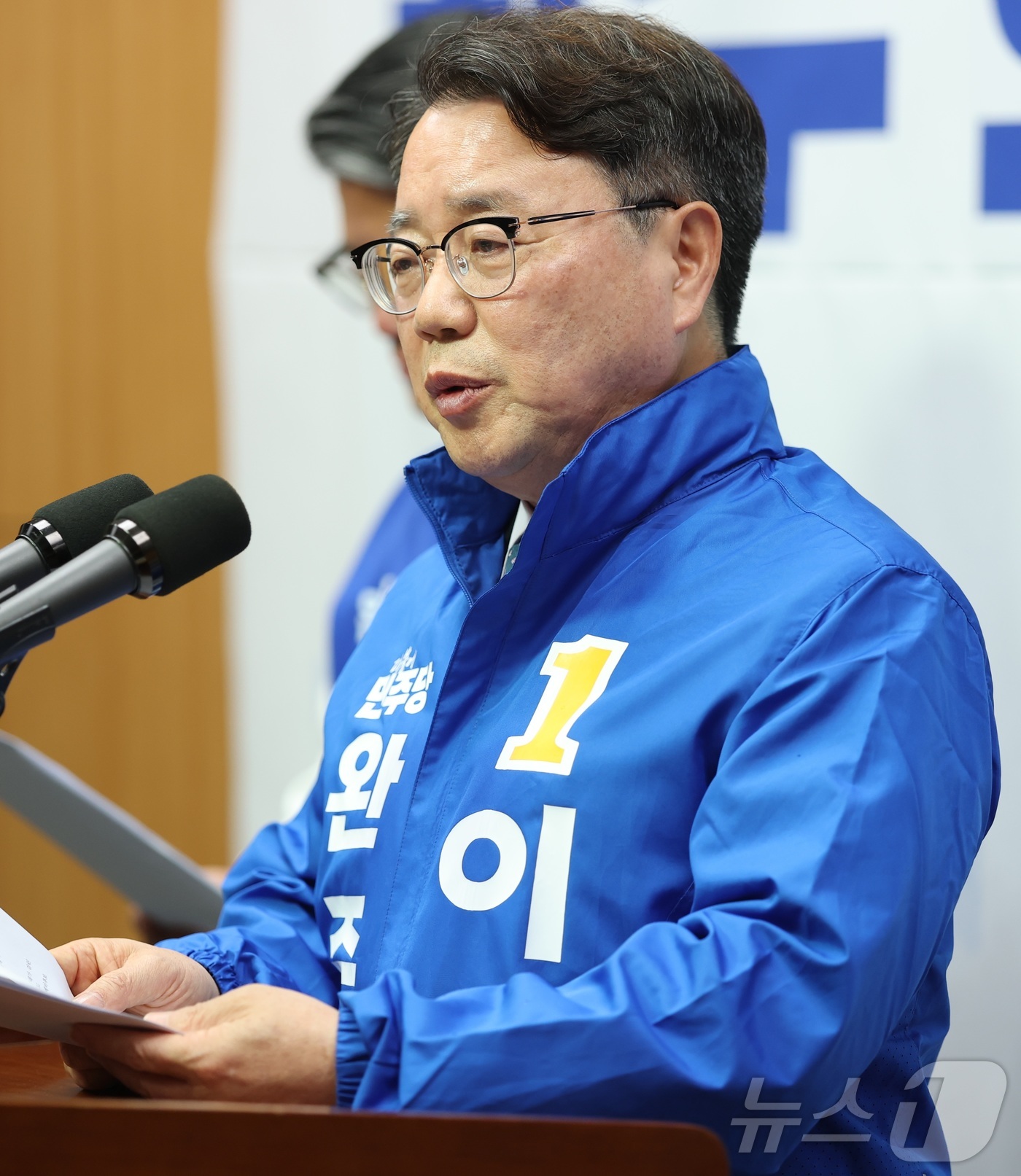 (전주=뉴스1) 유경석 기자 = 이돈승 더불어민주당 완주군수 경선후보가 6일 전북 전주시 전북특별자치도의회에서 완주 희망 정책연대 기자회견을 열고 질의에 답변을 하고 있다. 202 …