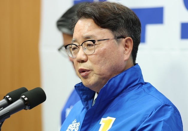 답변하는 이돈승 후보