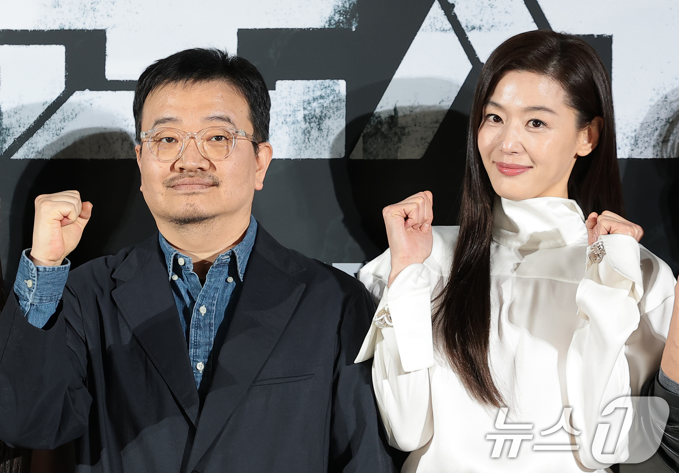 (서울=뉴스1) 권현진 기자 = 연상호 감독과 배우 전지현(오른쪽)이 6일 서울 용산구 CGV용산아이파크몰에서 열린 영화 '군체' 제작보고회에 참석해 포즈를 취하고 있다.'군체'는 …