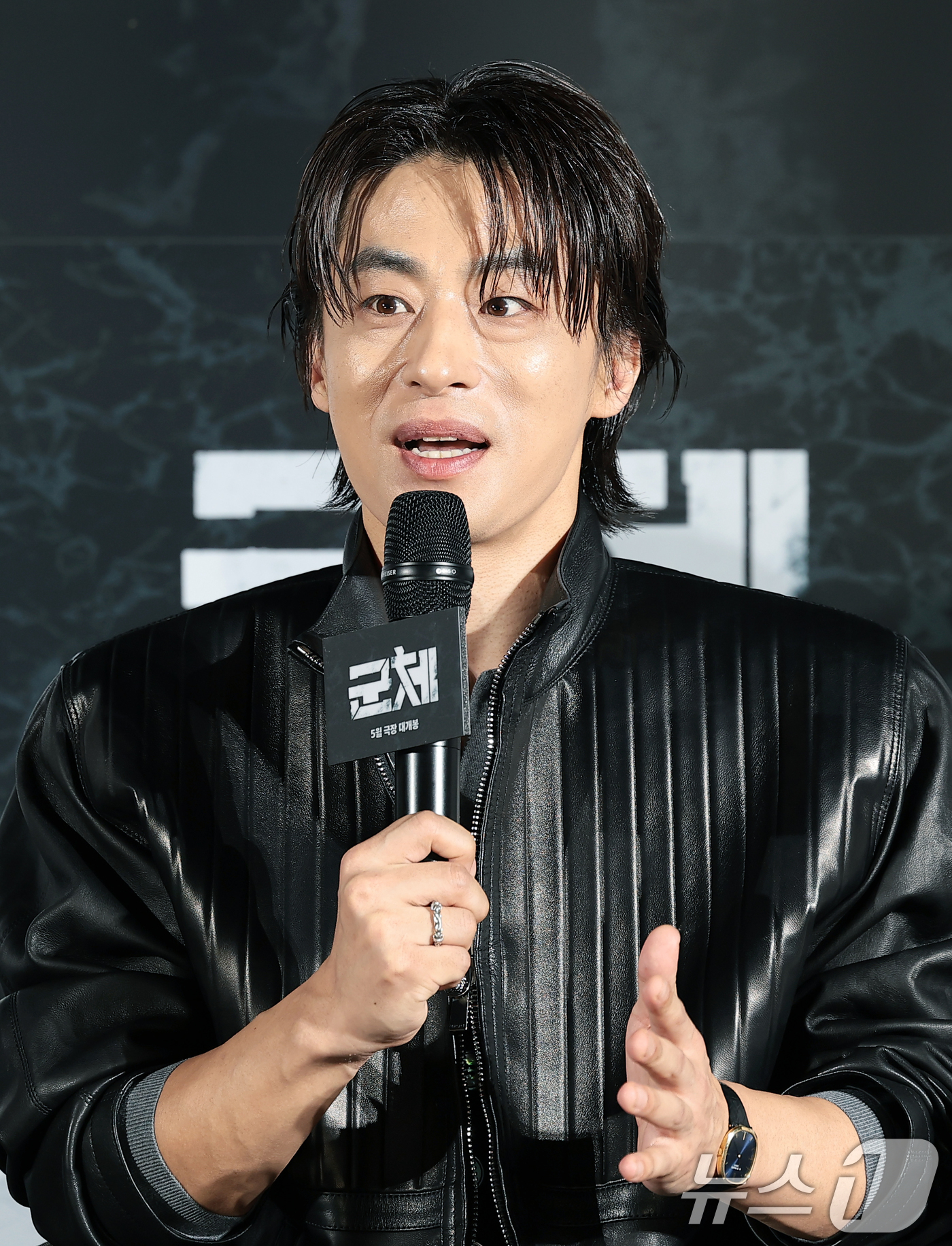 (서울=뉴스1) 권현진 기자 = 배우 구교환이 6일 서울 용산구 CGV용산아이파크몰에서 열린 영화 '군체'(감독 연상호) 제작보고회에 참석해 인사말을 하고 있다.'군체'는 정체불명 …