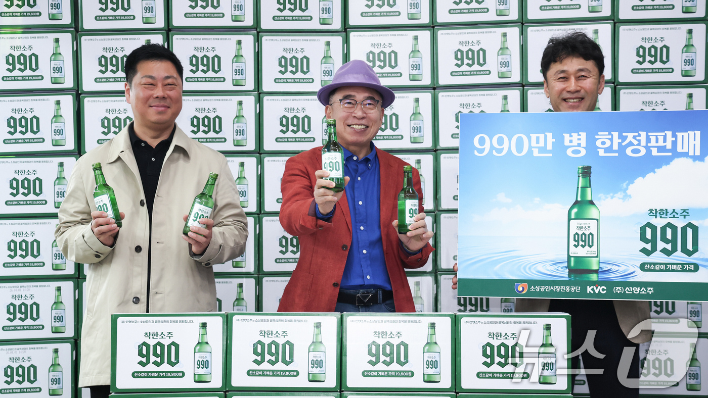 (서울=뉴스1) 임지훈 인턴기자 = 조웅래 선양소주 회장(가운데)이 6일 오전 서울 송파구 농수산물도매시장 가락몰 다농마트에서 열린 선양소주 '착한소주 990' 전국 출시 행사에 …