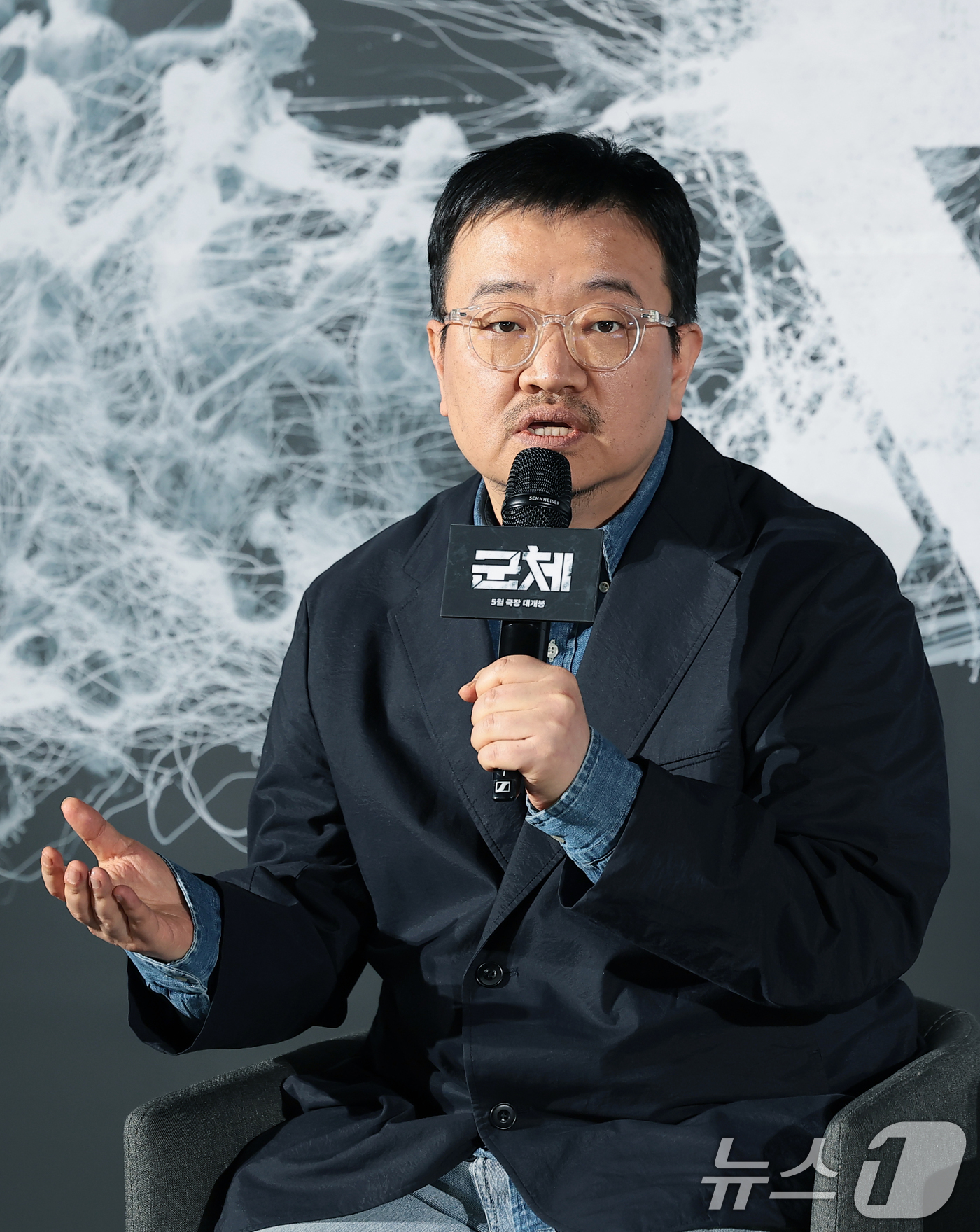 (서울=뉴스1) 권현진 기자 = 연상호 감독이 6일 서울 용산구 CGV용산아이파크몰에서 열린 영화 '군체' 제작보고회에 참석해 인사말을 하고 있다.'군체'는 정체불명의 감염사태로 …