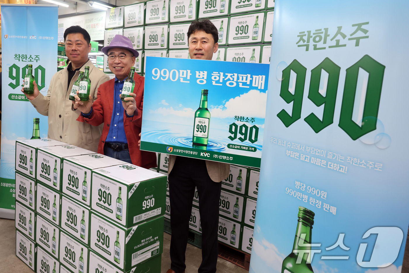(서울=뉴스1) 황기선 기자 = 조웅래 선양소주 회장이 6일 오전 서울 송파구 농수산물도매시장 가락몰 다농마트에서 '착한소주 990'을 소개하고 있다.선양소주가 소상공인시장진흥공단 …