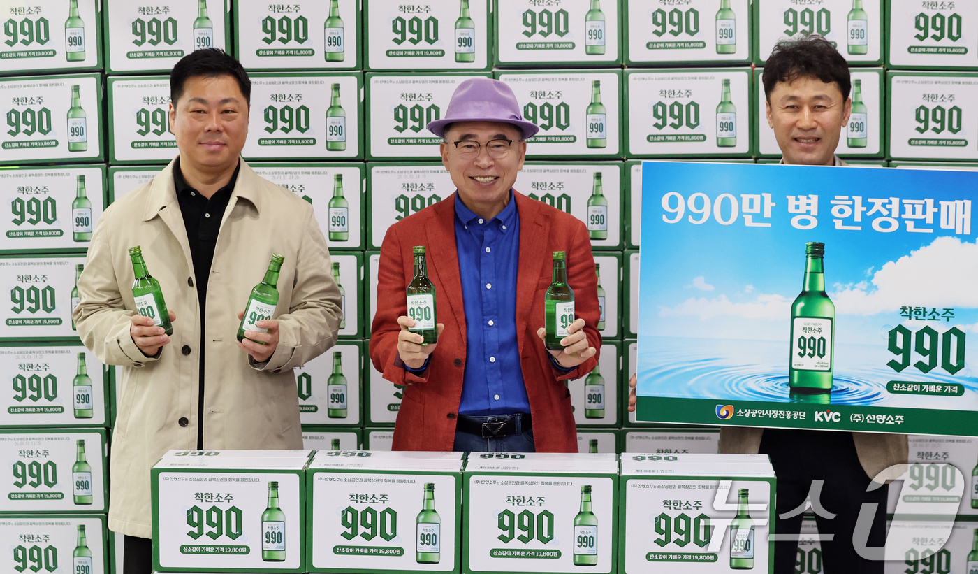 (서울=뉴스1) 황기선 기자 = 조웅래 선양소주 회장이 6일 오전 서울 송파구 농수산물도매시장 가락몰 다농마트에서 '착한소주 990'을 소개하고 있다.선양소주가 소상공인시장진흥공단 …