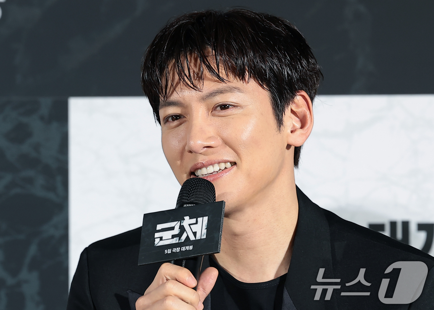 (서울=뉴스1) 권현진 기자 = 배우 지창욱이 6일 서울 용산구 CGV용산아이파크몰에서 열린 영화 '군체'(감독 연상호) 제작보고회에 참석해 인사말을 하고 있다.'군체'는 정체불명 …