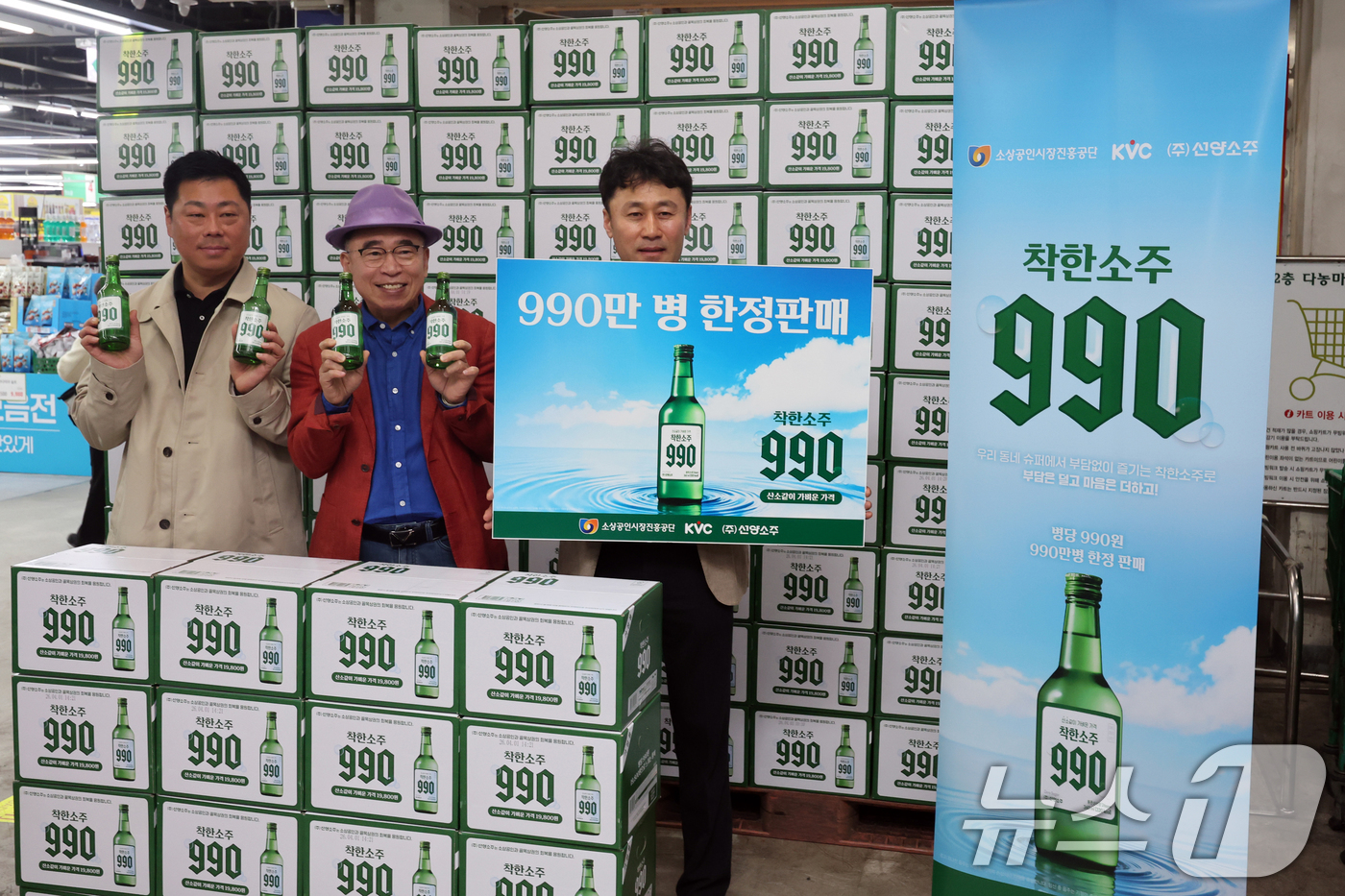 (서울=뉴스1) 황기선 기자 = 조웅래 선양소주 회장이 6일 오전 서울 송파구 농수산물도매시장 가락몰 다농마트에서 '착한소주 990'을 소개하고 있다.선양소주가 소상공인시장진흥공단 …