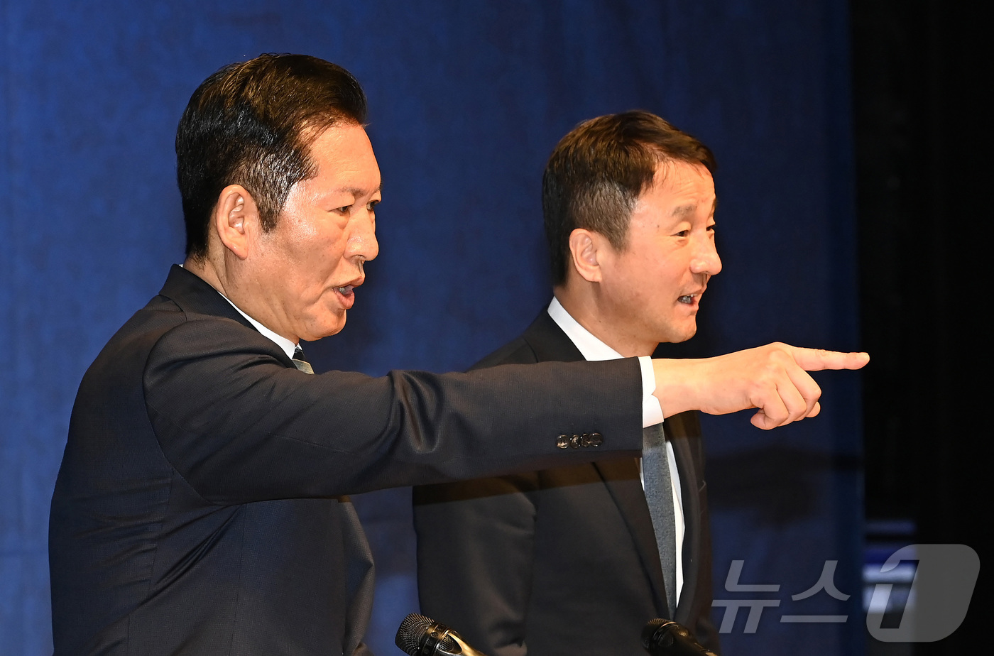 (수원=뉴스1) 김영운 기자 = 정청래 더불어민주당 대표가 6일 경기도 수원시 경기아트센터에서 열린 더불어민주당 현장최고위원회의에 참석하고 있다. (공동취재) 2026.4.6/뉴스 …