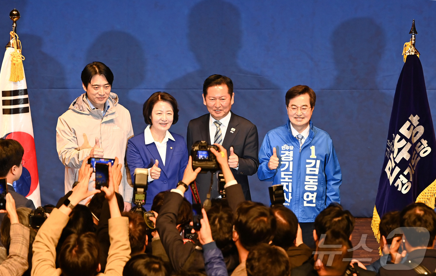 (수원=뉴스1) 김영운 기자 = 정청래 더불어민주당 대표가 경기도지사 경선 후보자들이 6일 경기 수원시 경기아트센터에서 열린 현장최고위원회의에서 기념촬영을 하고 있다. 사진 왼쪽부 …