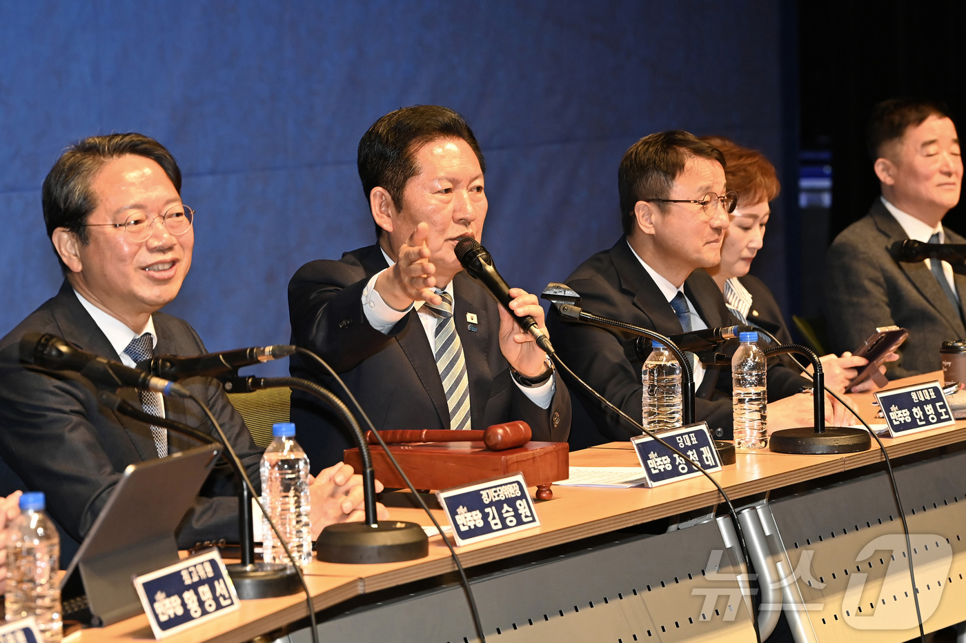 (수원=뉴스1) 김영운 기자 = 정청래 더불어민주당 대표가 6일 경기 수원시 경기아트센터에서 열린 현장 최고위원회의에서 발언하고 있다. (공동취재) 2026.4.6/뉴스1